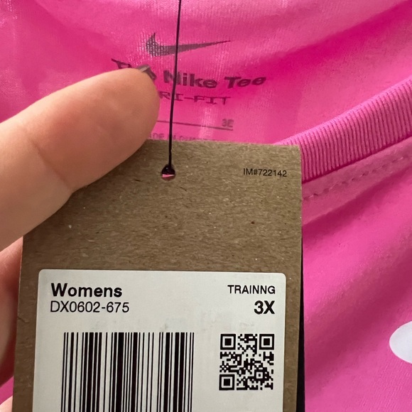 Women’s plus size sleeveless Nike tee - Picture 4 of 10